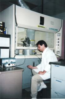 Сергей Савинков в лаборатории предприятия Patterson West, AZ проводит эксперимент под тягой (1998 г.)
